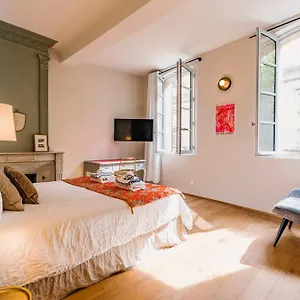 Le Petit - & A Deux Pas Du Pont D'avignon Et Du Palais Des Papes Bed & Breakfast Avignone